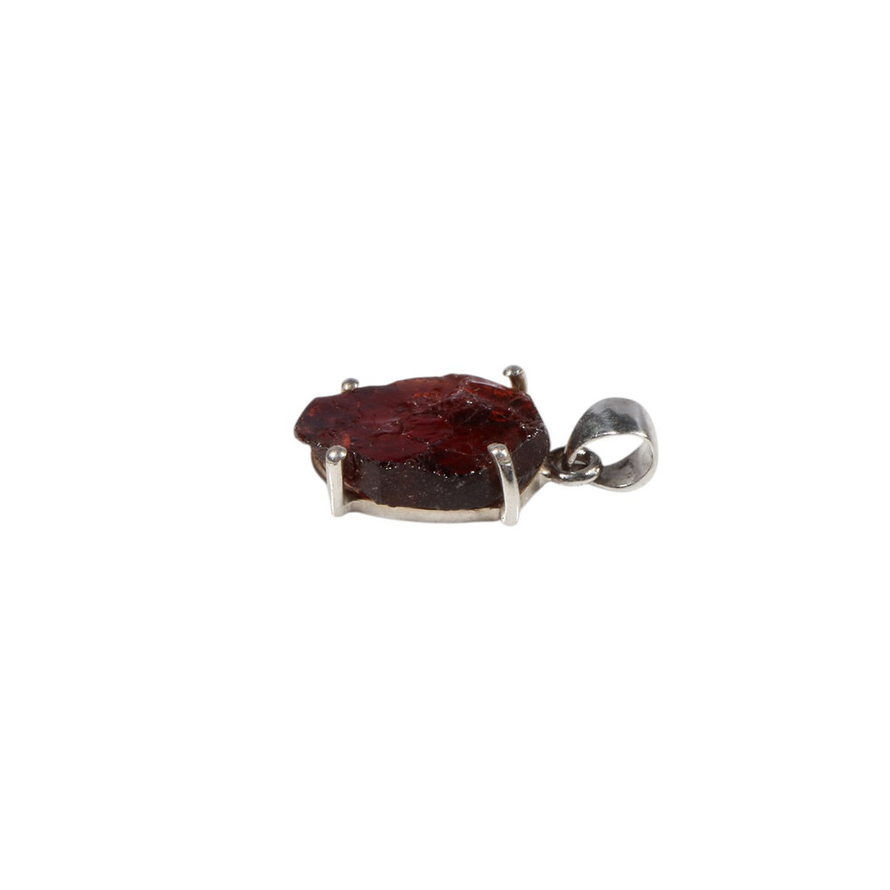 Zilveren hanger granaat ruw | ovaal gezet 1,5 x 1,1 cm Zilveren hanger granaat ruw | ovaal gezet 1,5 x 1,1 cm