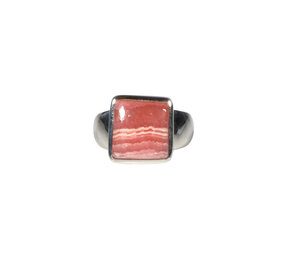 Zilveren ring rhodochrosiet maat 16 1/2 | vierkant 1,1 x 1,1 cm Zilveren ring rhodochrosiet maat 16 1/2 | vierkant 1,1 x 1,1 cm