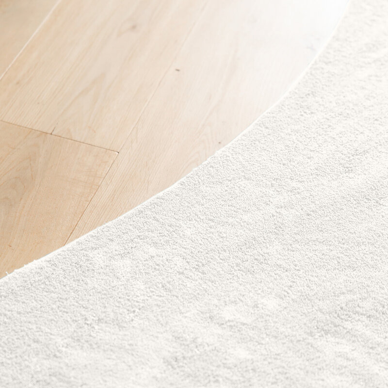 Teppich in organischer Form in Soft White - Lunar 11