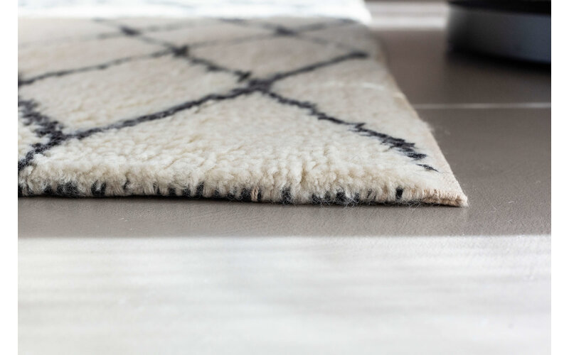 Reva 12 - Luxuriöser hochfloriger Wollteppich in Beige mit symmetrischem Muster
