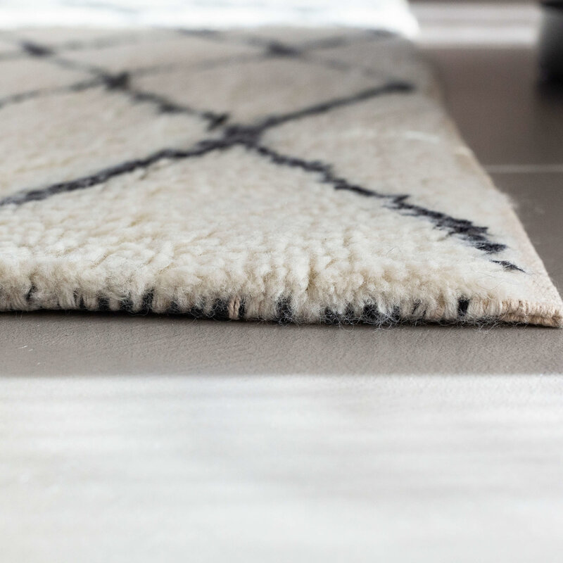 Reva 12 - Luxuriöser hochfloriger Wollteppich in Beige mit symmetrischem Muster