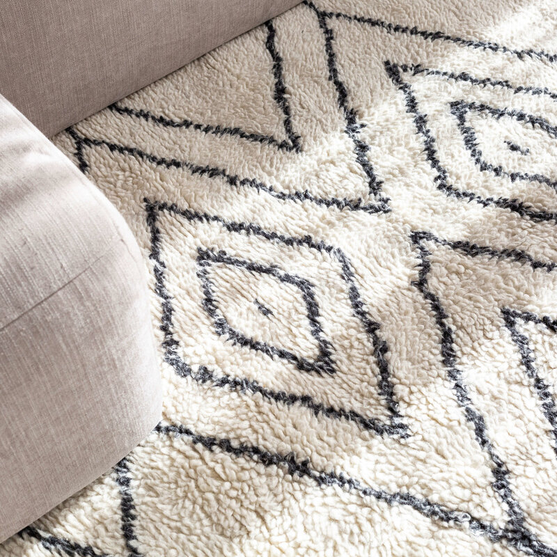 Reva 12 - Luxuriöser hochfloriger Wollteppich in Beige mit symmetrischem Muster