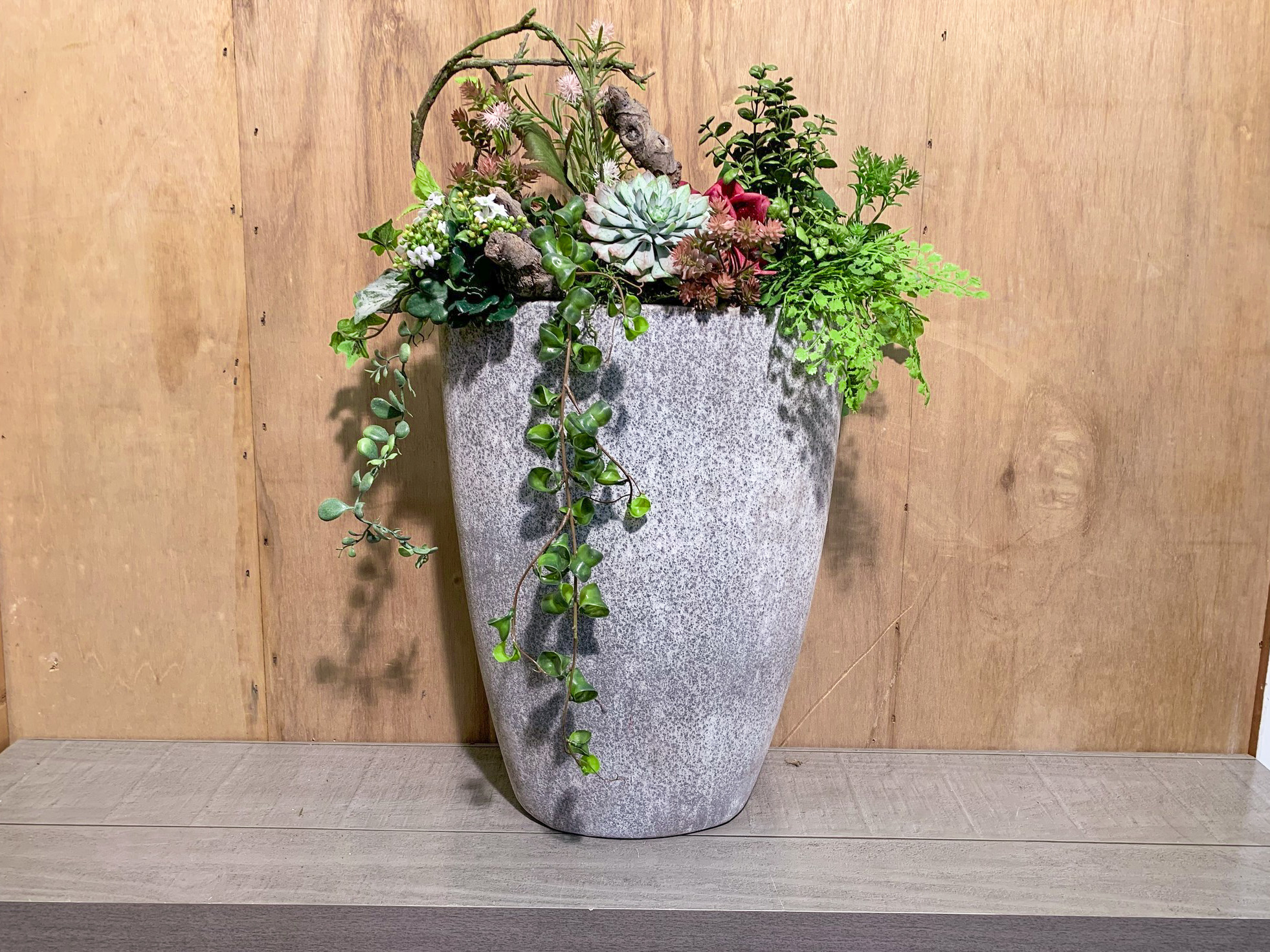 Decoratieve vaas opgevuld met kunstplanten Bloemenweelde