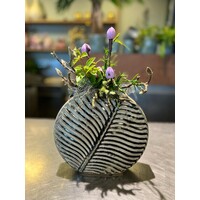 Paars Bloemstuk in Geometrische Sierpot