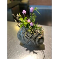 Paars Bloemstuk in Geometrische Sierpot