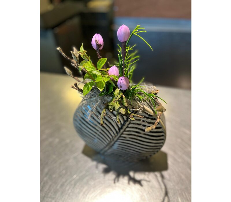 Paars Bloemstuk in Geometrische Sierpot