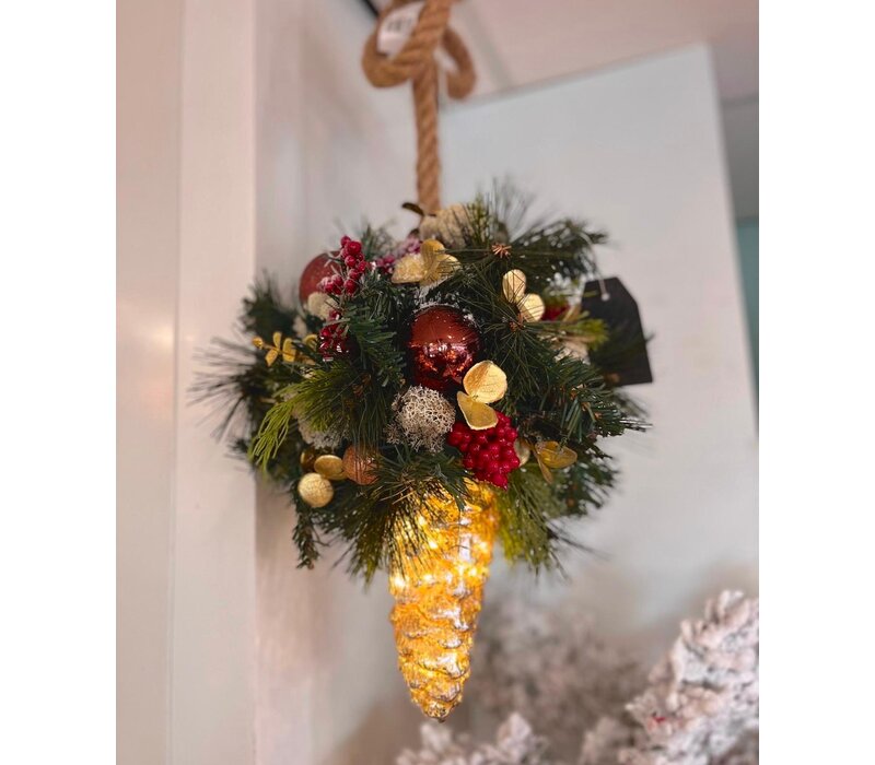 Kerststuk in verlichte dennenappel