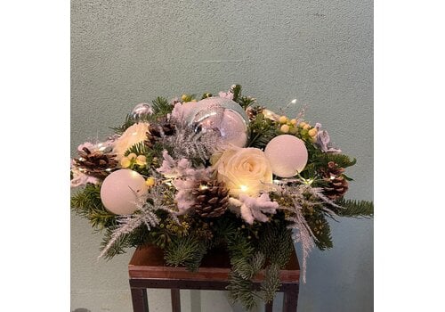 Kerststuk Witte Kerstbal