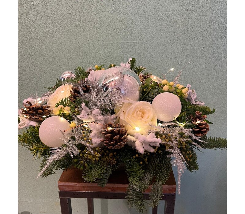 Kerststuk Witte Kerstbal