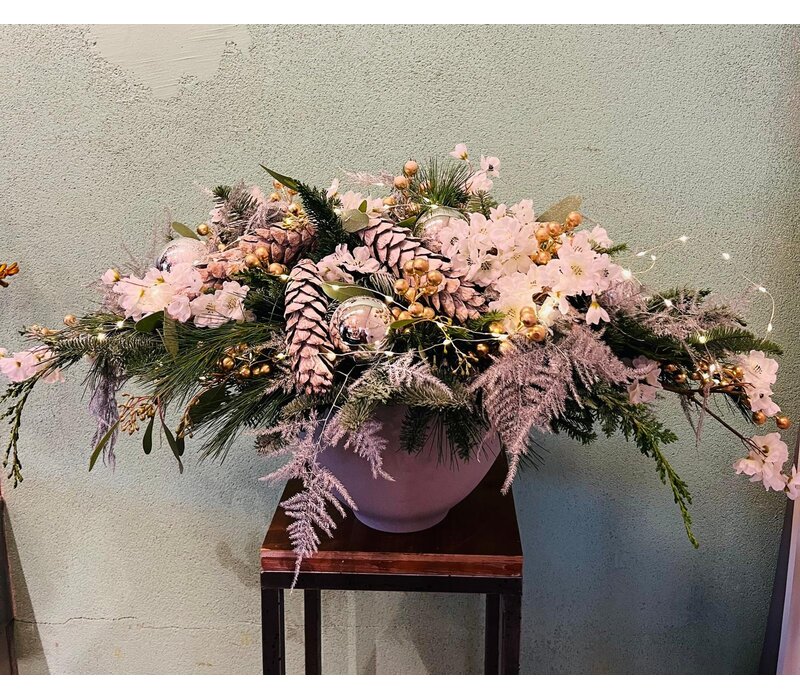 Wit Kerststuk Dennenappels