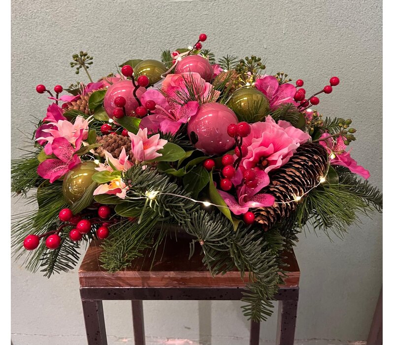 Kerststuk Roze/Groen met Bessen