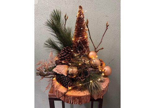 Kerstarrangement op boomschors