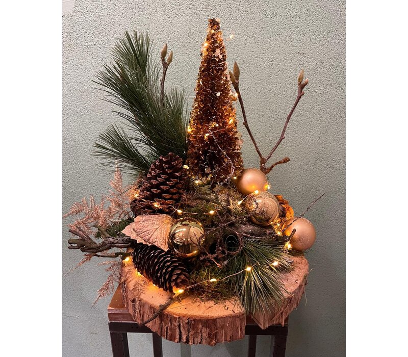 Kerstarrangement op boomschors