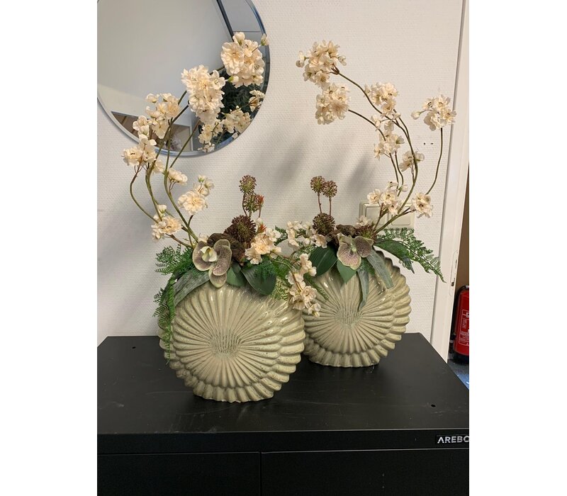 Set van twee vazen met elegante zijdebloemen