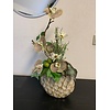 Zijdebloemstuk met orchidee en natuurlijke accenten in vaas