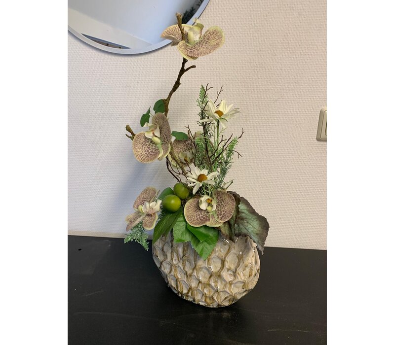 Zijdebloemstuk met orchidee en natuurlijke accenten in vaas