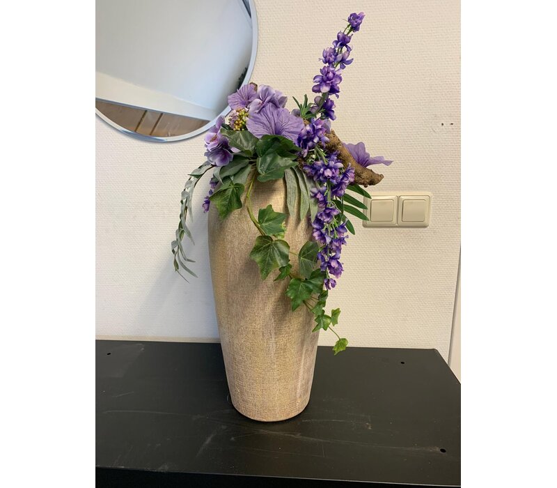 Zijdebloemstuk met paarse bloemen