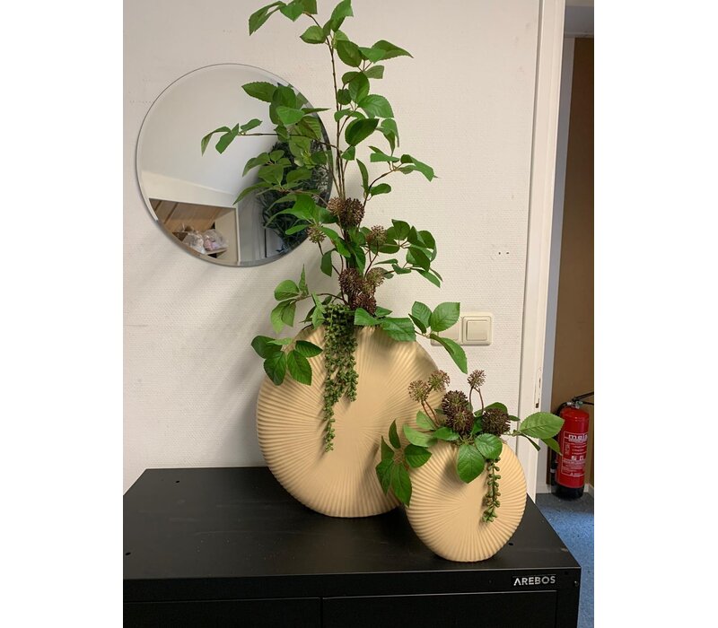 Vaas met groen blad en takken