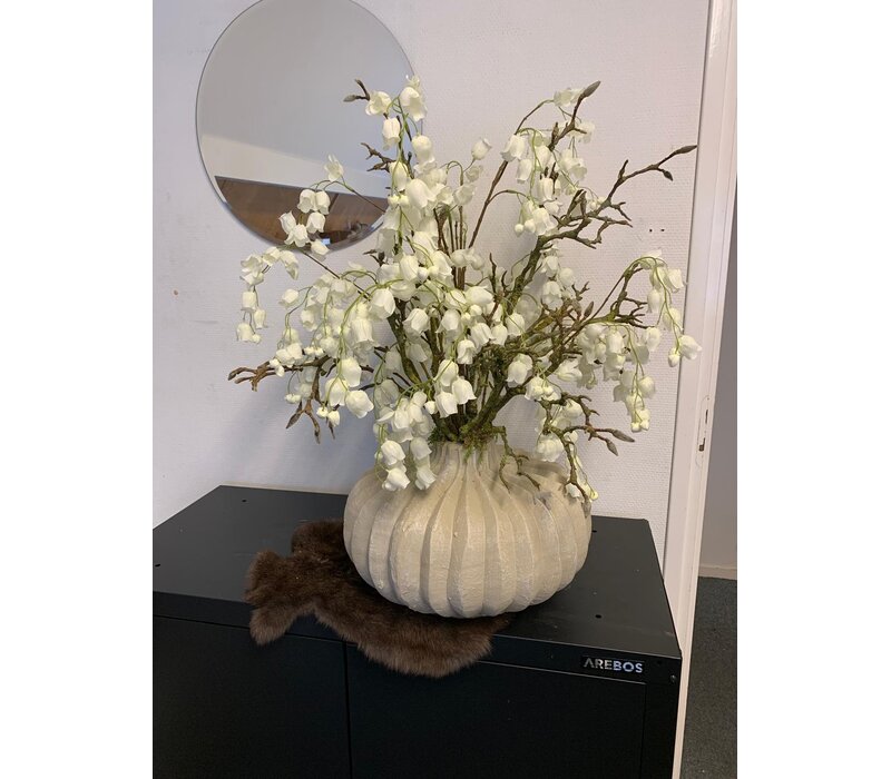 Vaas met witte bloesem en takken