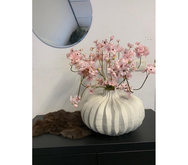 Vaas met roze bloesem takken