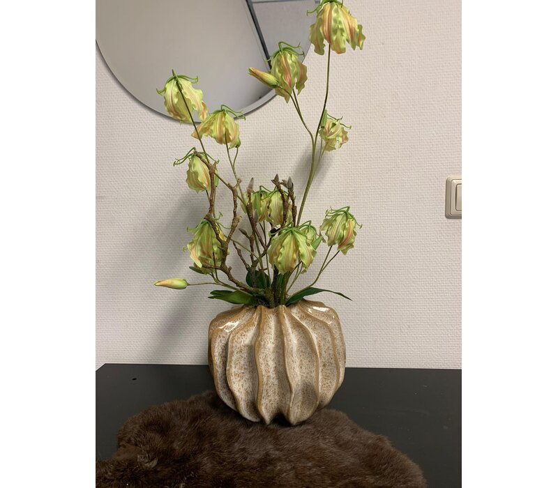 Hoge vaas met groene gloriosa bloemen