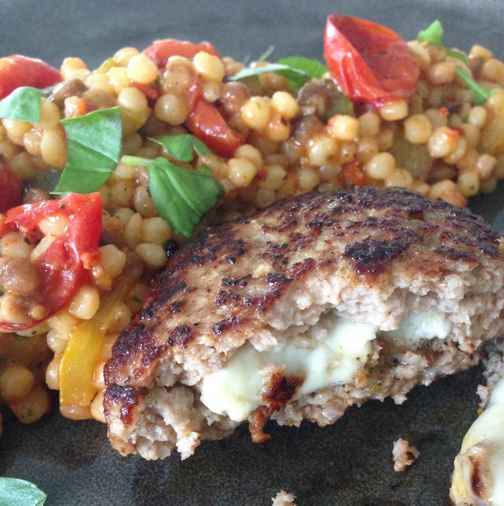 Italiaanse hamburger met fregola sarda en geroosterde tomatensaus