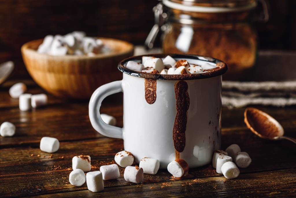 Chocolat Chaud Avec Mini-marshmallow Dans Une Tasse Sur Une Table