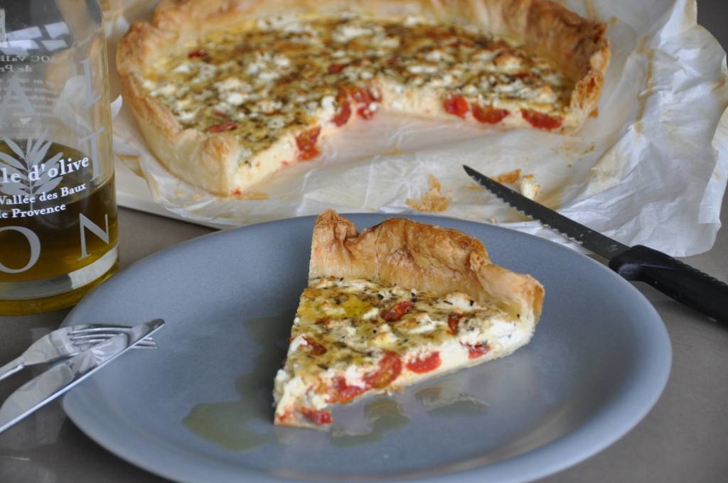 Gâteau grec au fromage feta, aux tomates et à l'origan