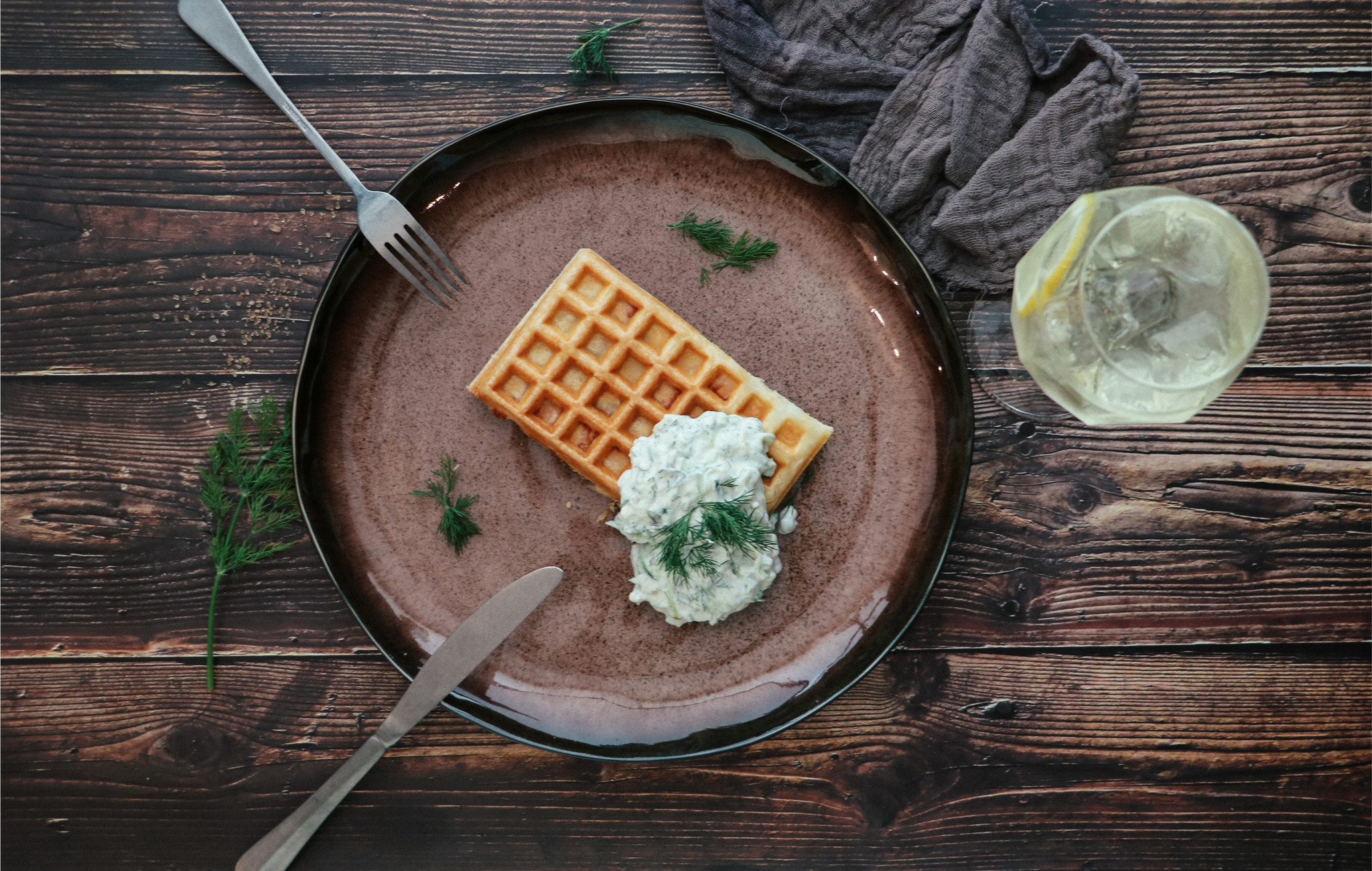 Gaufres au saumon fumé, sauce dip fraîche et Aperitivo Italiano