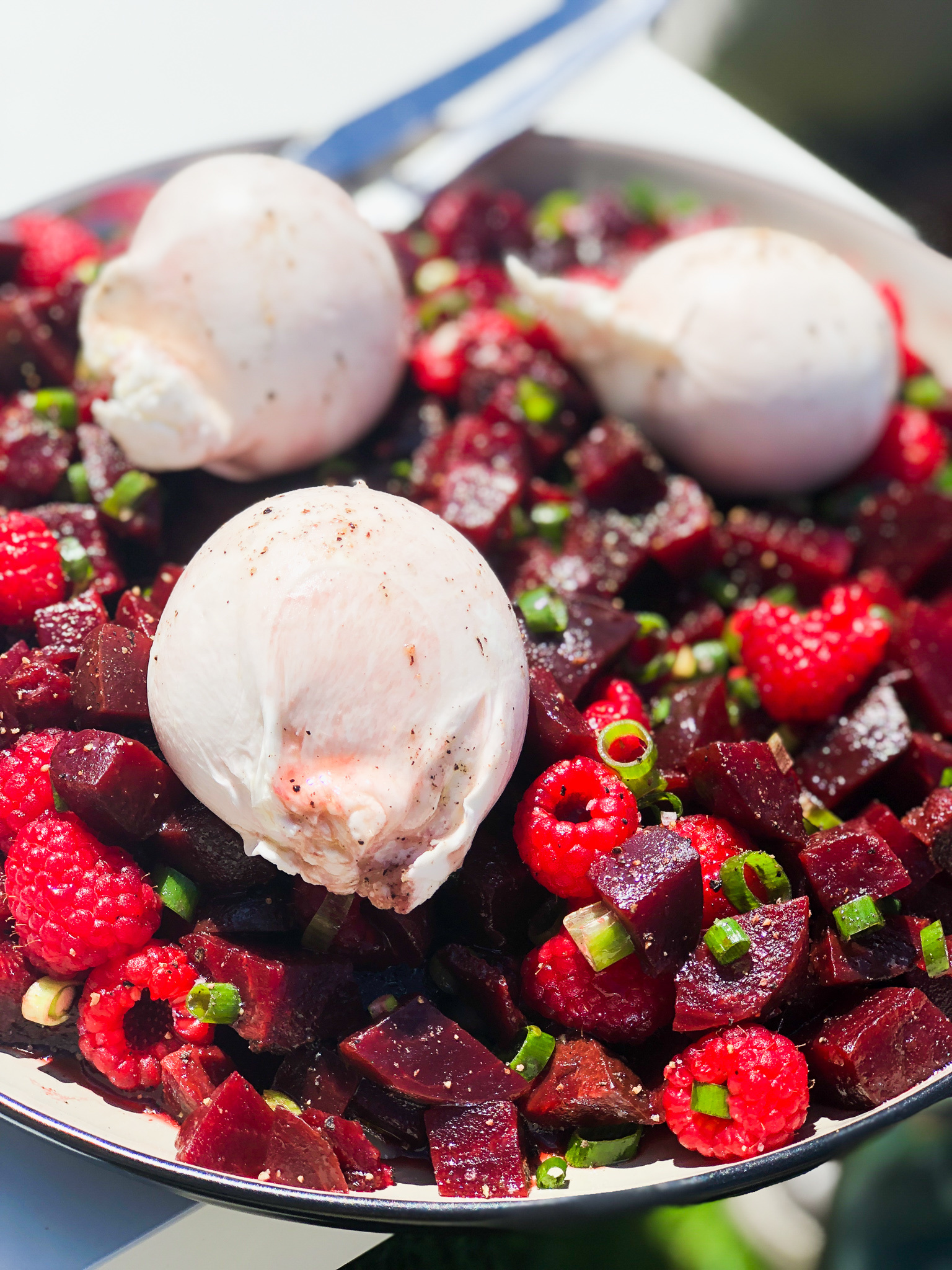 Recette de salade estivale de burrata, betterave et framboises