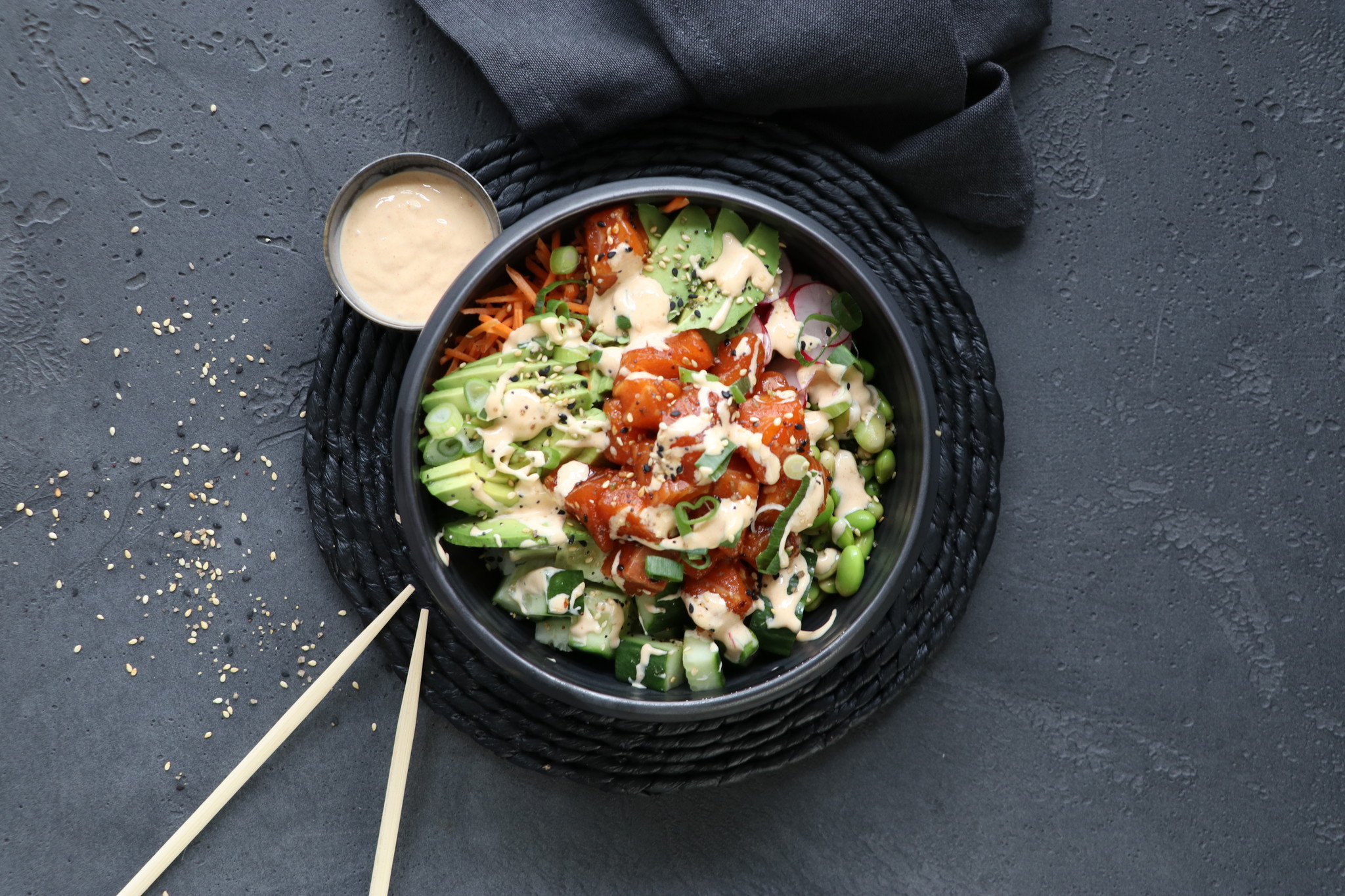 Poké bowl met Zalm Shichimi Togarashi en chili Mayonaise