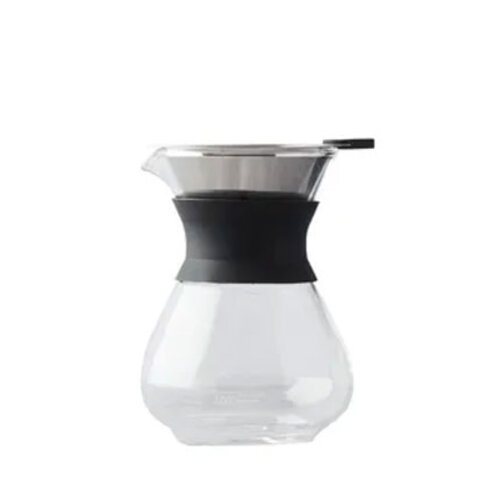 400 ml über die Kaffeemaschine aus schwarzem Glas gießen 