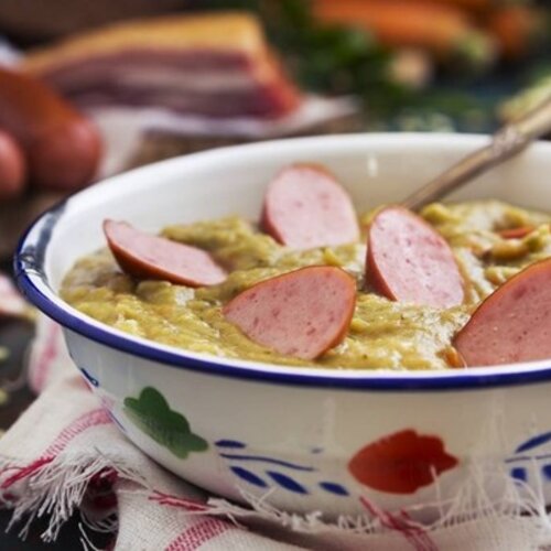 Herzerwärmende Erbsensuppe mit Curry an einem herbstlichen Tag