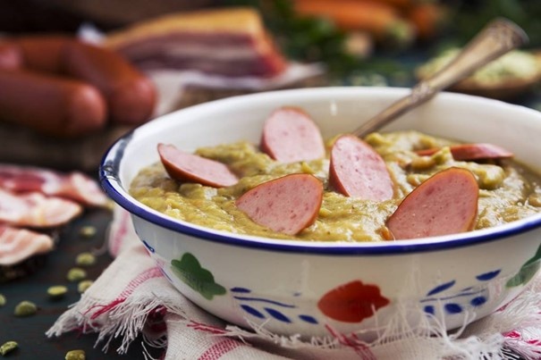 Herzerwärmende Erbsensuppe mit Curry an einem herbstlichen Tag