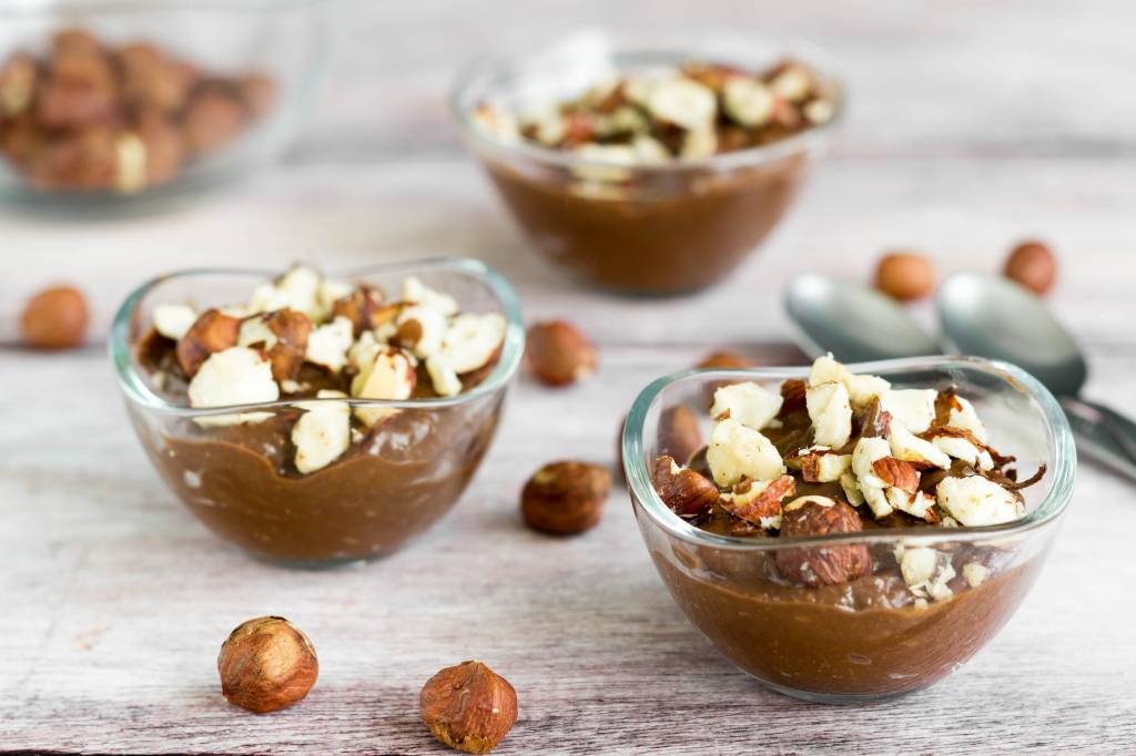 Mousse au Chocolat mit Olivenöl, Haselnüssen und Vanillesalz.