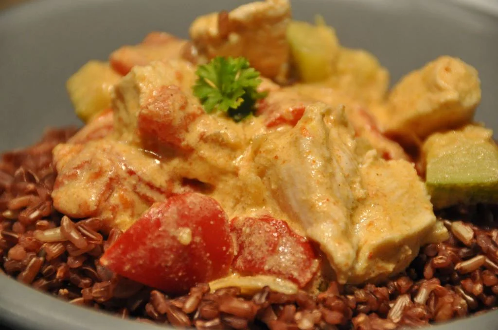 Geräuchertes Lhassa-Curry mit Huhn und rotem Camargue-Reis