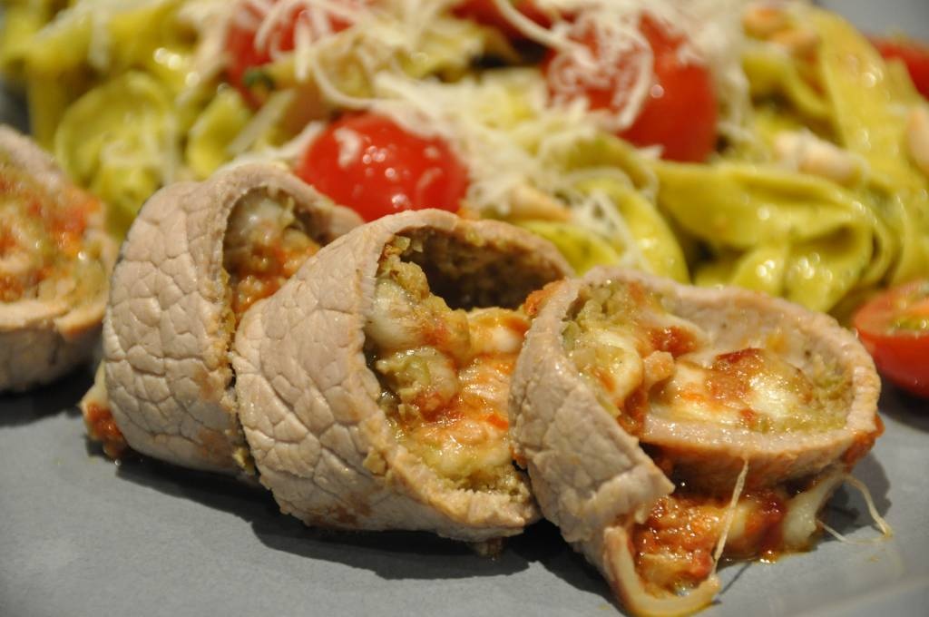 Italienische Kalbsröllchen mit Nudeln, Pesto und Kirschtomaten