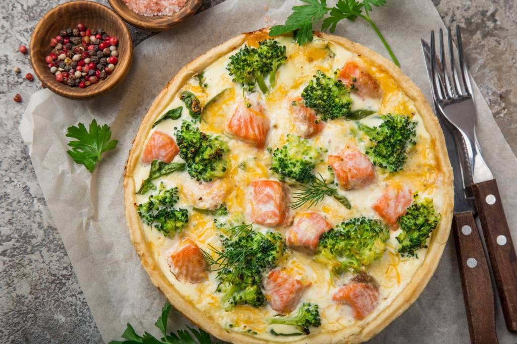 Quiche with salmon, broccoli and pink pepper