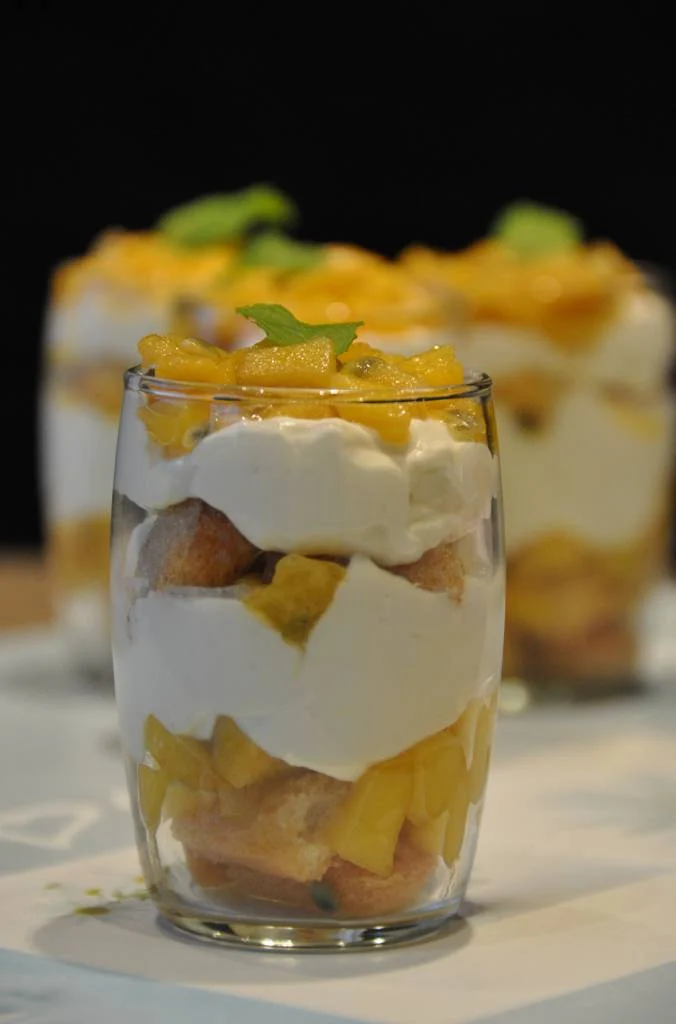 Tiramisu mit Mango, Maracuja und Combava