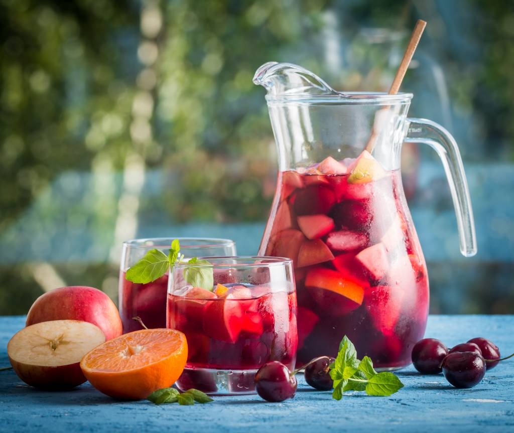Homemade sangria. Summery, fresh and above all delicious!