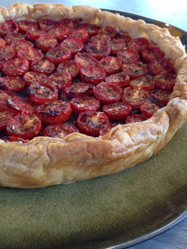 Südstaaten-Tomatenkuchen mit schwarzer Oliventapenade