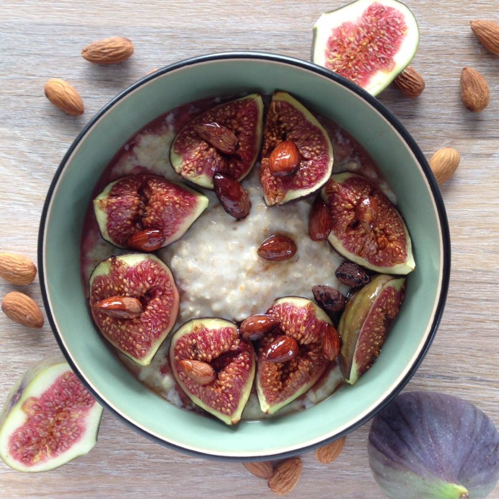 Oatmeal with figs, almonds, honey and coconut