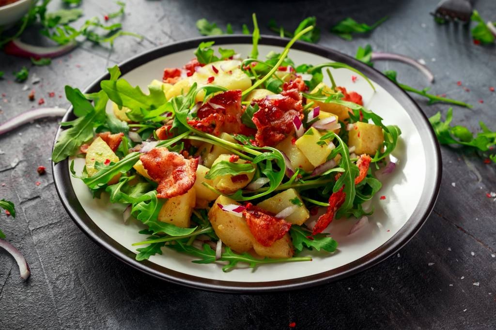 Salat mit Speck und Mangoessig-Dressing