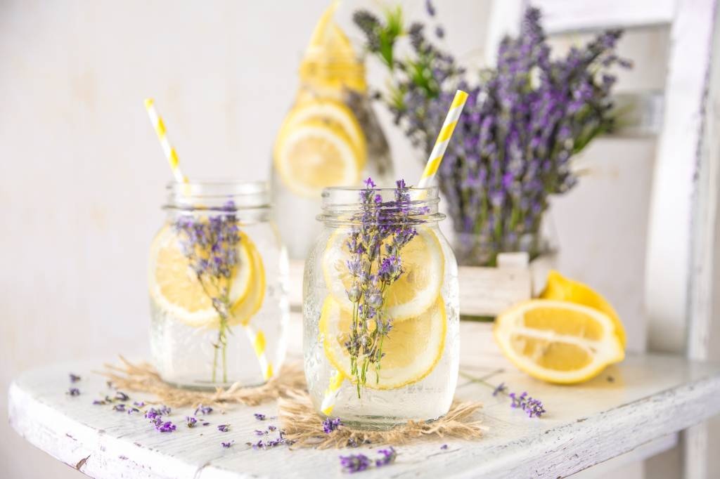 Wasser mit Zitrone und Lavendel