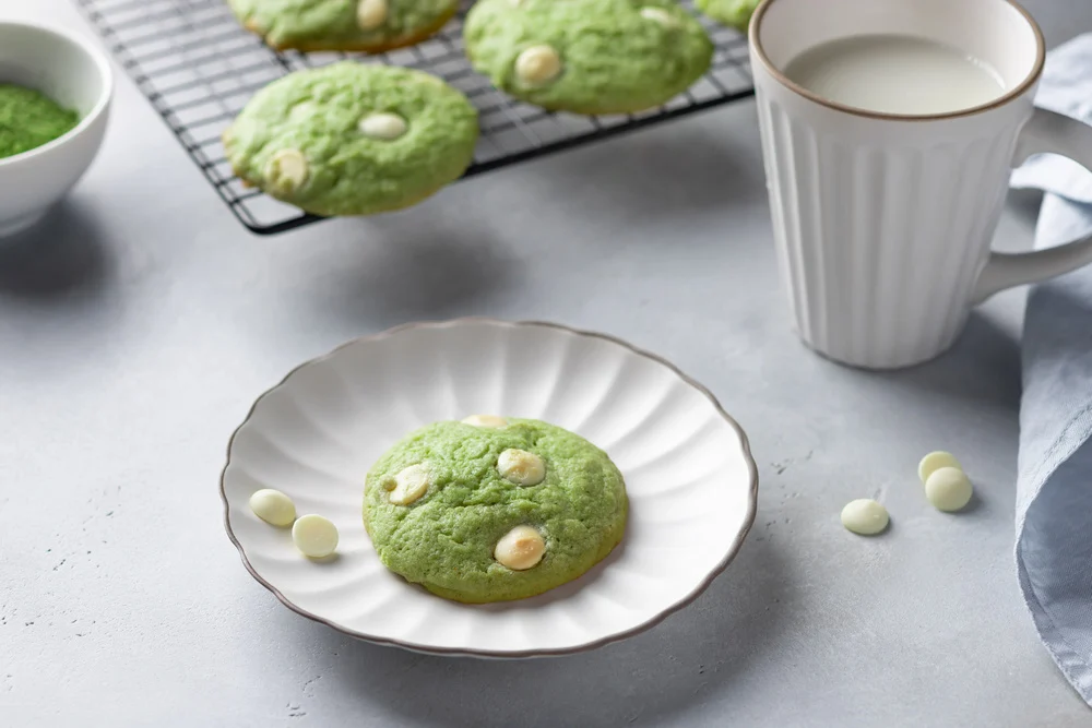 Matcha-Kekse mit weißer Schokolade