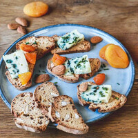Toasts with almond & apricots 120 g