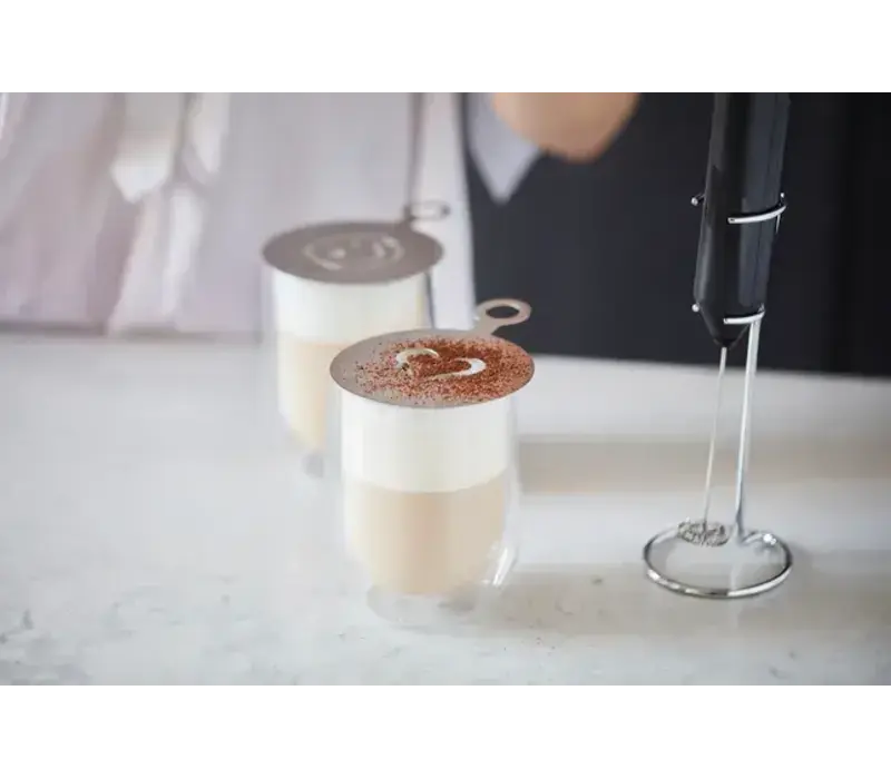 Ensemble cappuccino comprenant 2 verres à double paroi de 250 ml, un mousseur à lait et un pochoir.