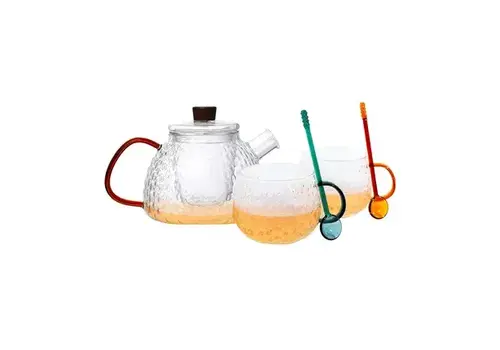 Point Virgule Service à thé en verre borosilicate comprenant une théière avec filtre, deux tasses et des cuillères.