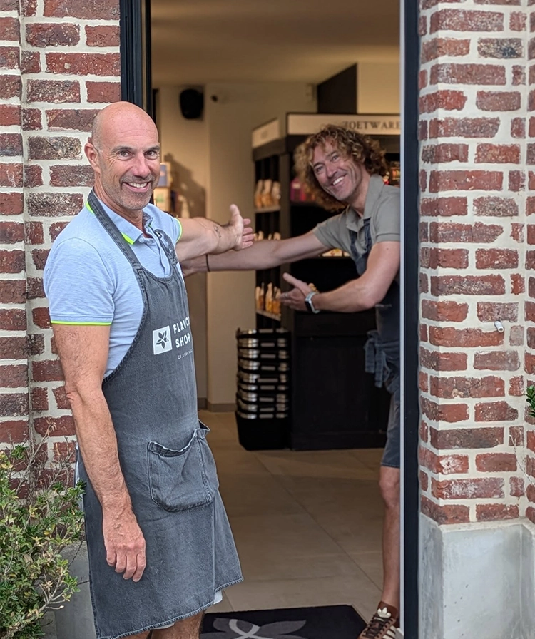 Birger en zijn collega verwelkomen je aan de deur van Flavor Shop in Gooik