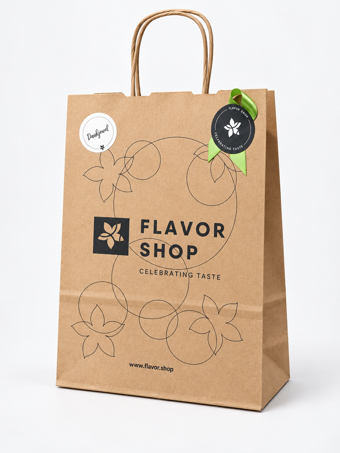 Eine Geschenktüte aus Kraftpapier von Flavor Shop mit Band und Aufkleber